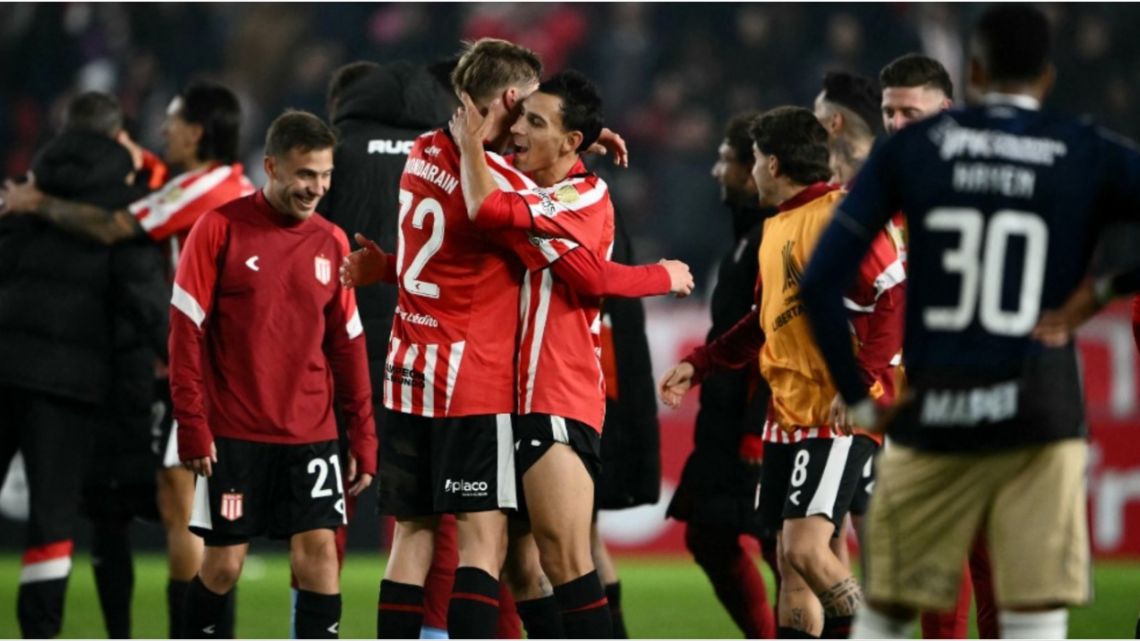 Estudiantes lo ganó en el final y sigue en Libertadores