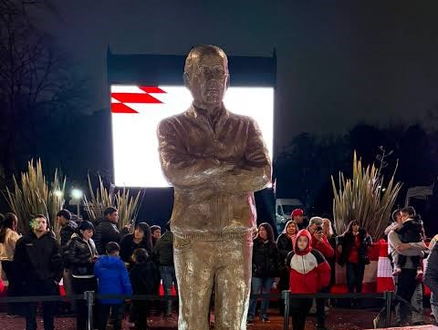 Festejando 121 años, Estudiantes inauguró estatua en homenaje a Alejandro Sabella